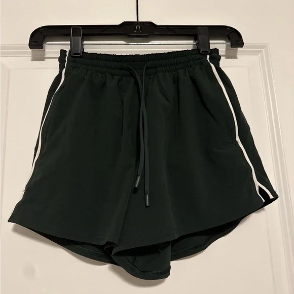 Lululemon Court Rival Shorts - Picture 2 of 4